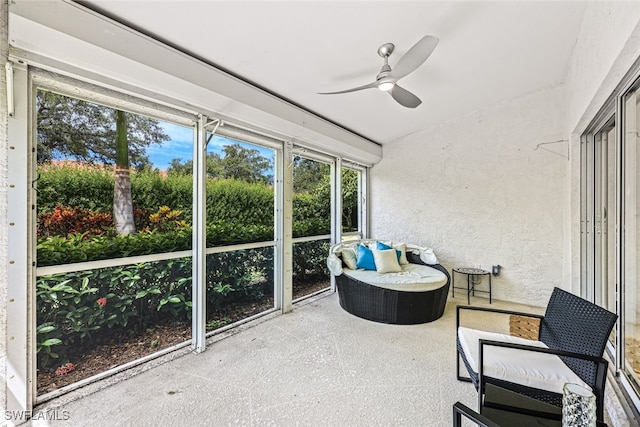 sunroom with ceiling fan