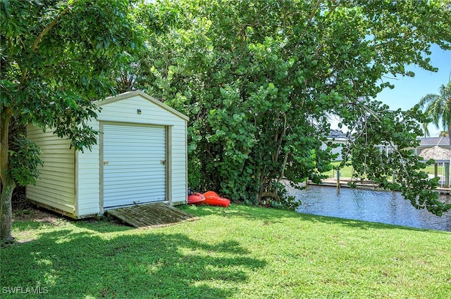 view of yard featuring a shed