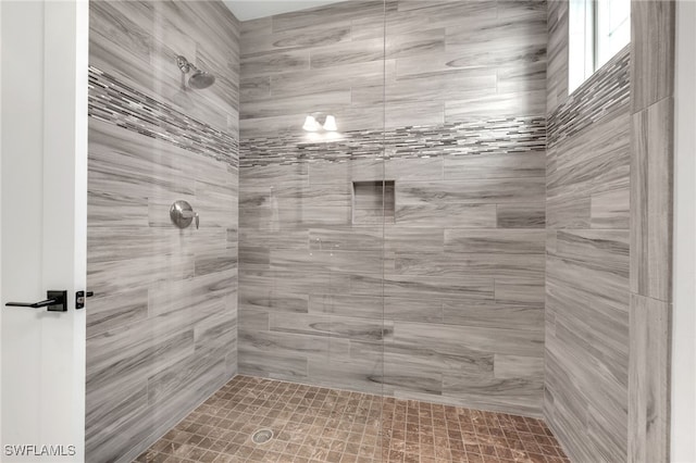 bathroom featuring tiled shower