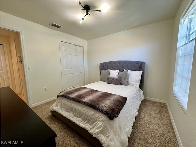 bedroom featuring carpet flooring and a closet