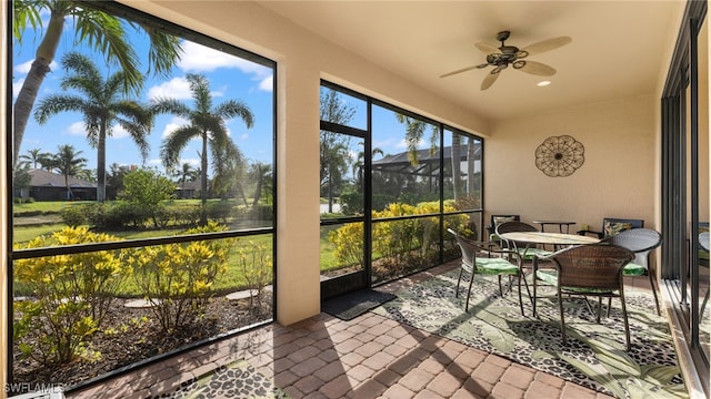 sunroom with ceiling fan