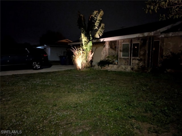 view of front of house featuring a yard