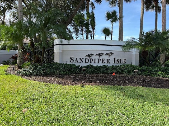 community / neighborhood sign featuring a yard