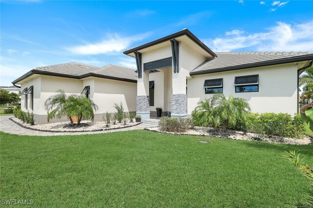 view of front of property with a front yard