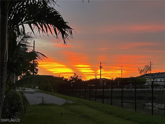 view of yard at dusk