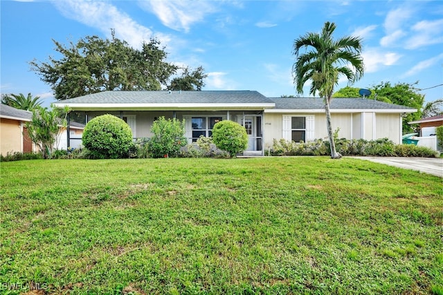 ranch-style home featuring a front lawn