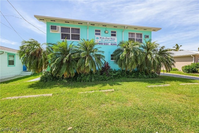 view of front of property featuring a front yard