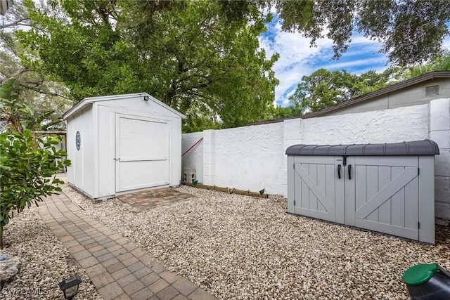 view of yard featuring a storage shed