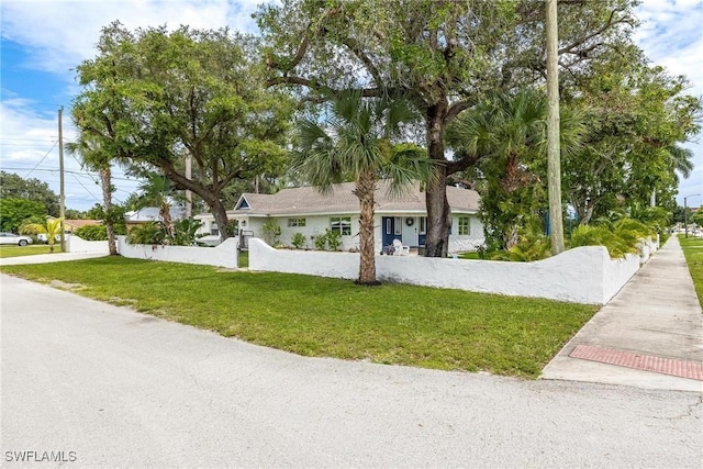 view of front of home featuring a front lawn