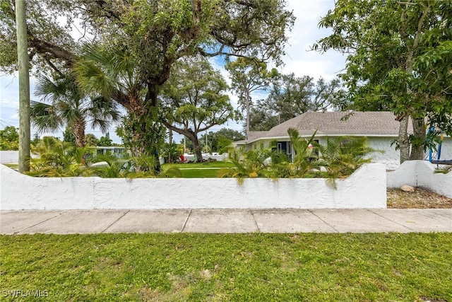 view of front of property featuring a front yard