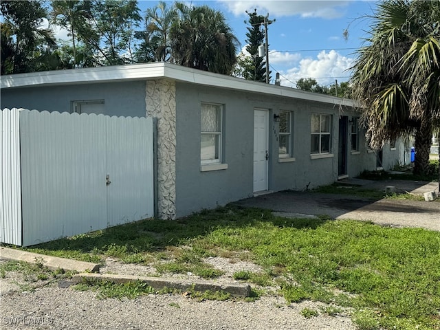 view of front of house with a front yard