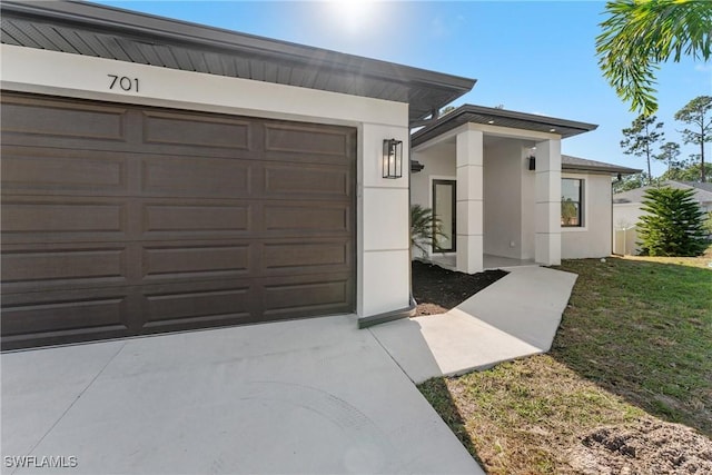 view of front of property featuring a front yard and a garage