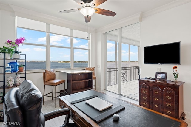 living room featuring ceiling fan, light hardwood / wood-style floors, a water view, and crown molding