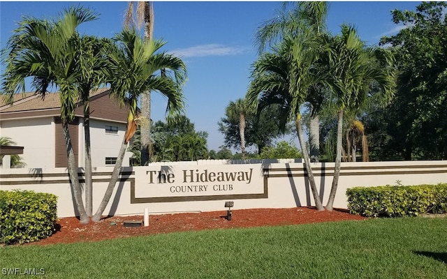 community sign with a yard