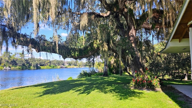 view of yard featuring a water view