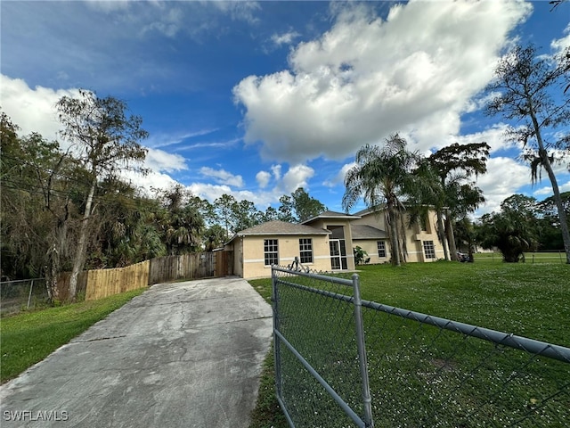 single story home with a front yard