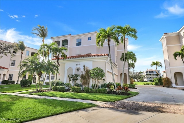 view of front facade featuring a garage and a front yard