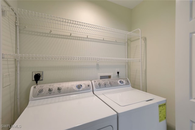 washroom featuring washing machine and clothes dryer