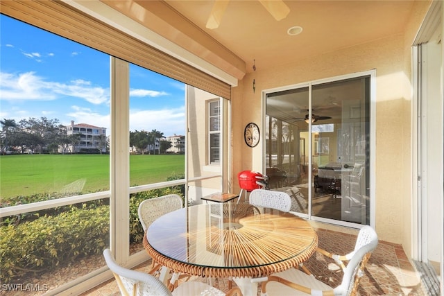 sunroom with ceiling fan