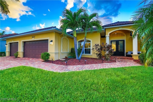 view of front of home featuring a front lawn and a garage