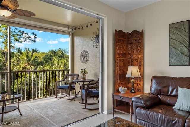 sunroom / solarium featuring ceiling fan