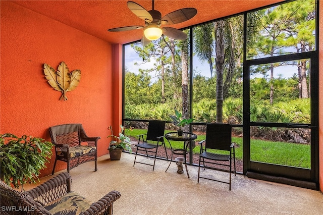 sunroom with ceiling fan