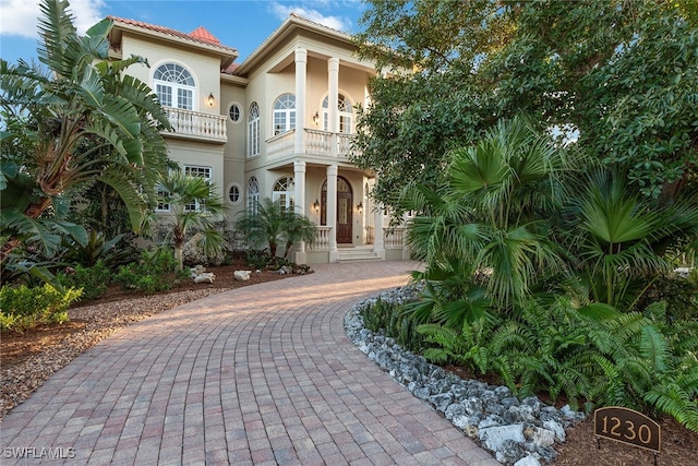 view of front of home featuring a balcony and covered porch