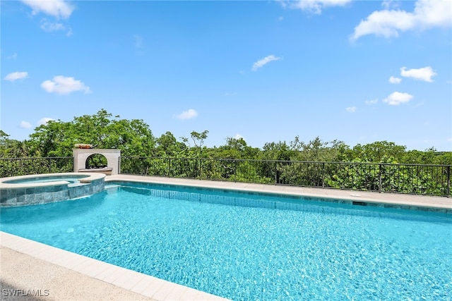 view of pool featuring an in ground hot tub