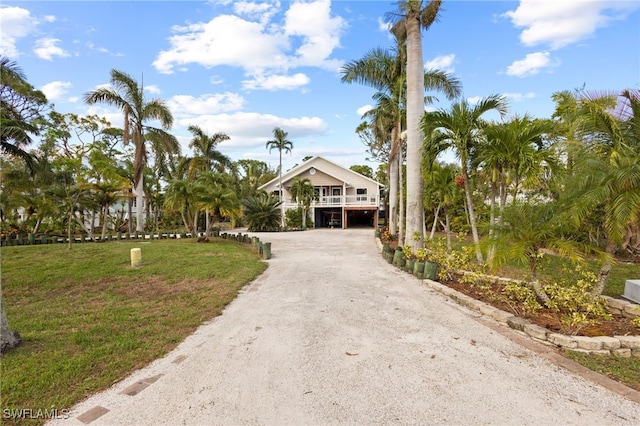 view of front of home featuring a carport and a front yard