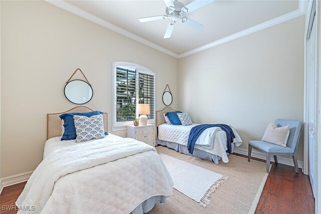 bedroom featuring dark hardwood / wood-style flooring, crown molding, and ceiling fan