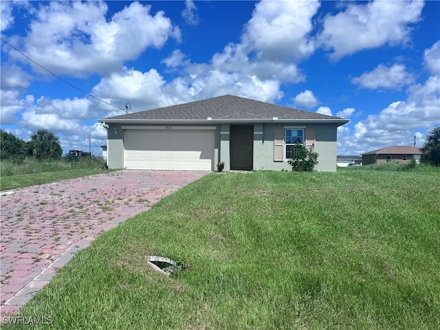 view of front of house featuring a front yard and a garage