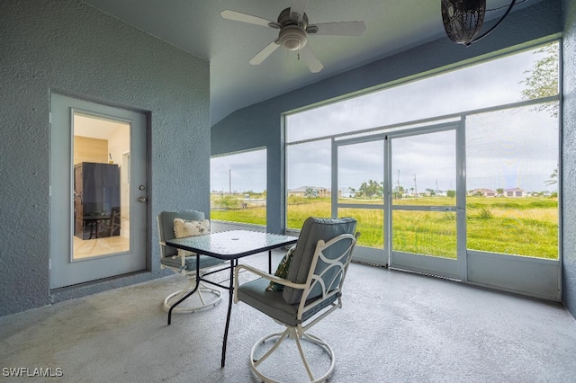 sunroom with ceiling fan