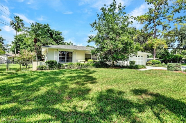 ranch-style home featuring a front lawn