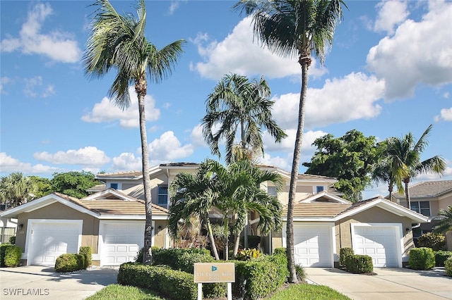 view of front facade with stucco siding and driveway
