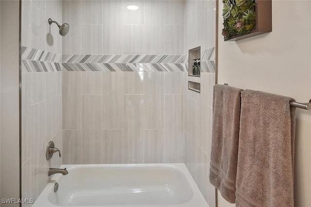 bathroom featuring tiled shower / bath