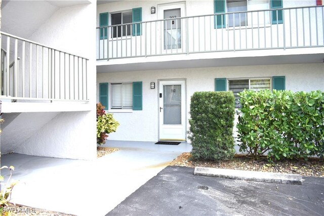 property entrance featuring a balcony