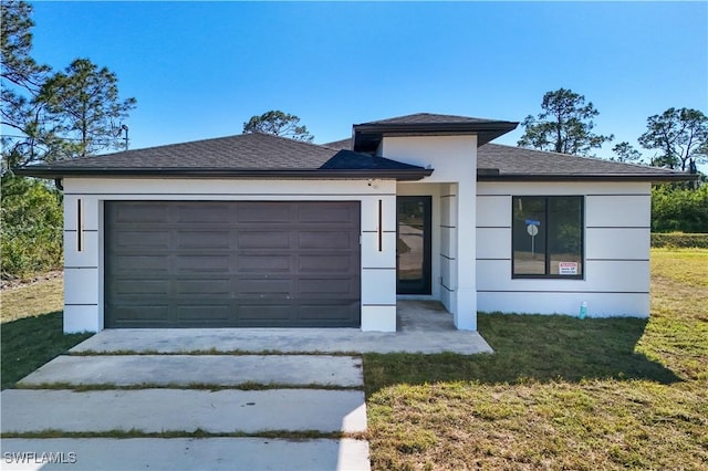 view of front facade featuring a garage and a front yard