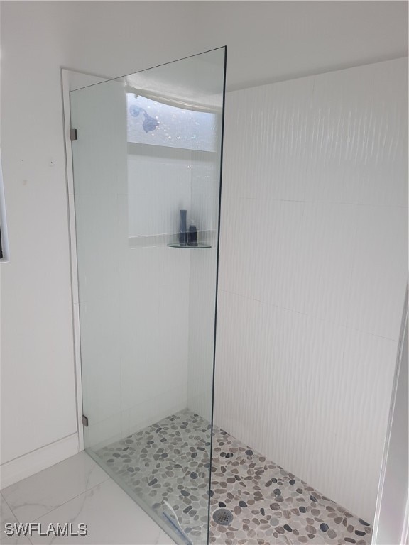 bathroom featuring tiled shower