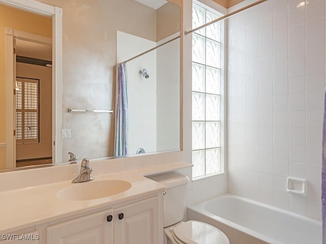 full bathroom with shower / tub combo with curtain, vanity, and toilet