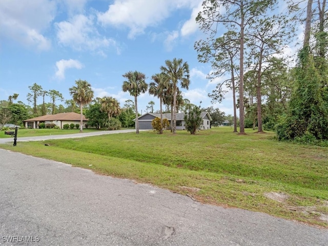 view of front facade featuring a front yard