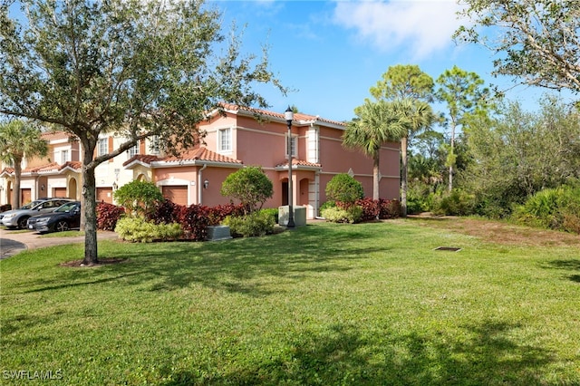 view of front of home featuring a front lawn