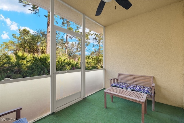 sunroom with ceiling fan