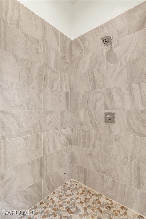 bathroom featuring tiled shower