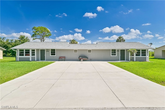 single story home featuring a front lawn