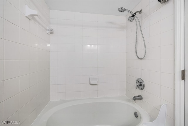 bathroom with tiled shower / bath combo