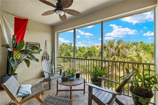 sunroom with ceiling fan