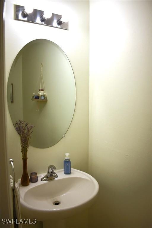 bathroom featuring a sink