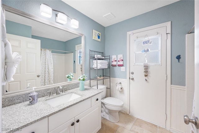 bathroom with a shower with curtain, vanity, and toilet