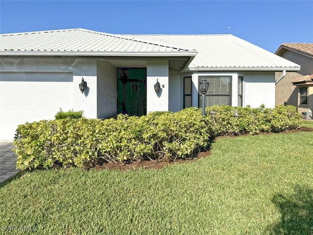 view of front facade featuring a front yard and a garage