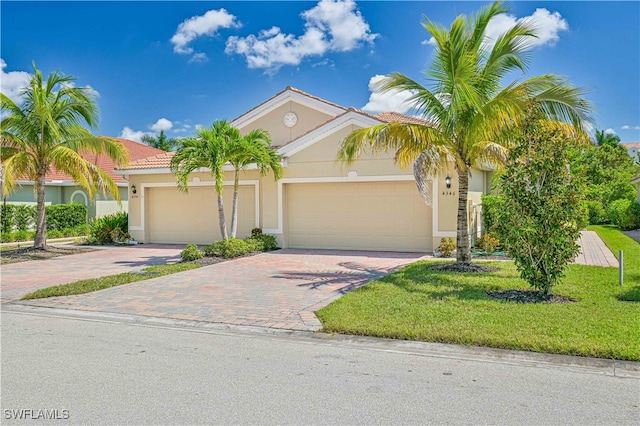 view of front facade featuring a garage and a front lawn